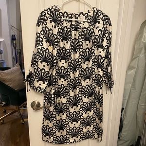 Milly black/white silk dress, 100% silk. Bow detail on sleeves & pockets, size 8